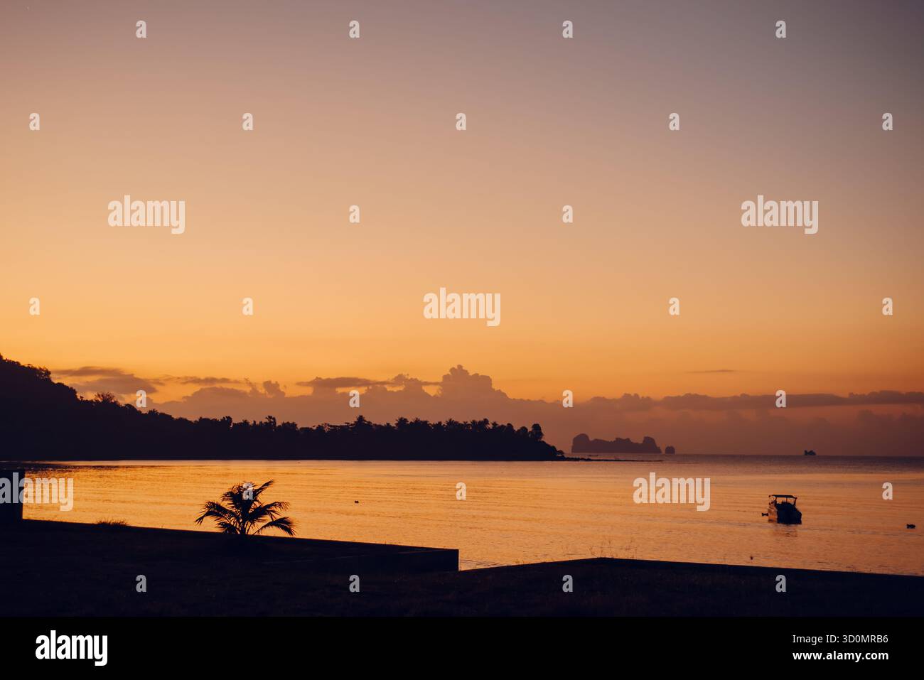 Golden Sunrise View à Thung Makham Noi Pier, Chumphon, Thaïlande Banque D'Images