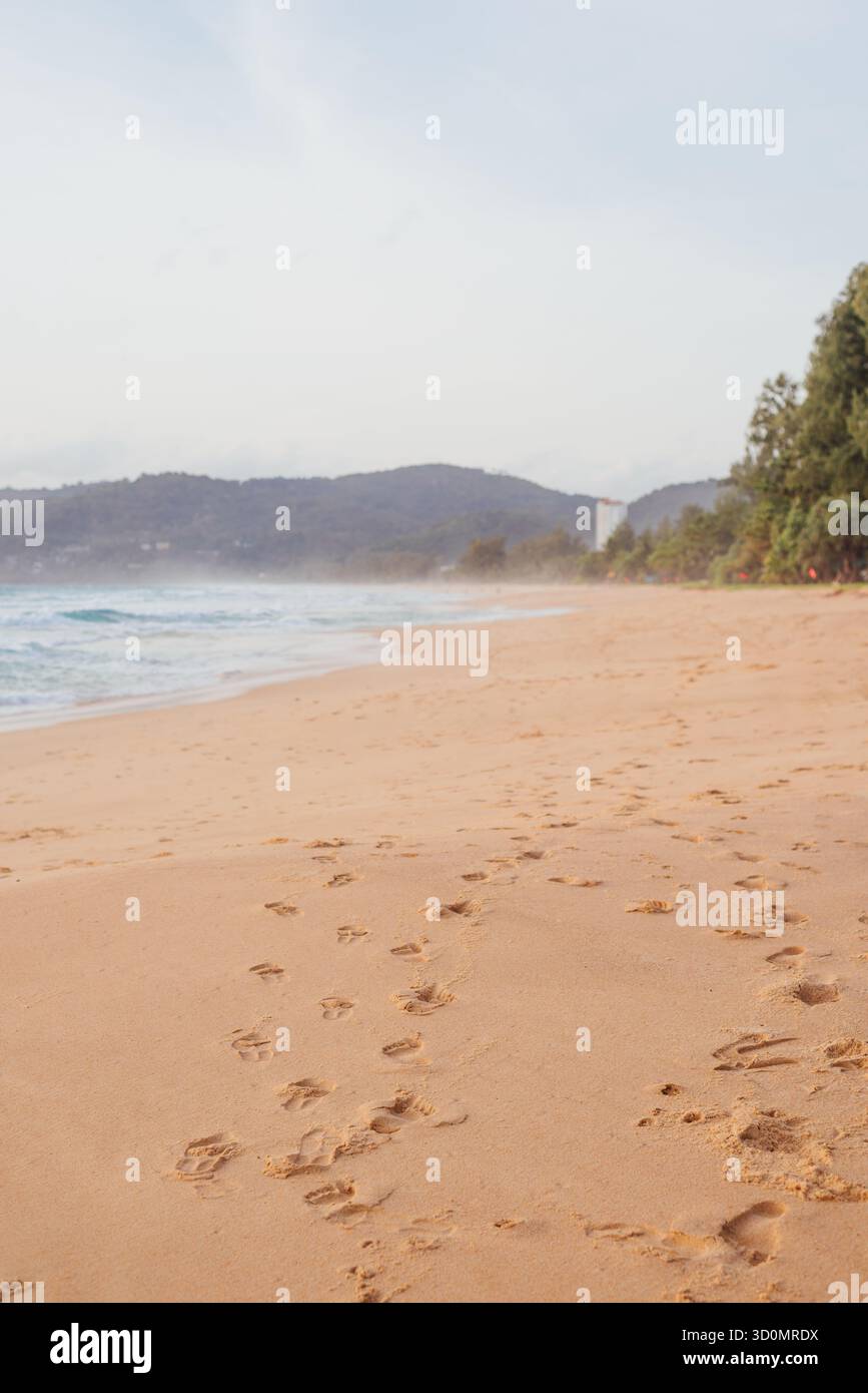 Empreintes dans le sable le long de la plage de Karon, Phuket, Thaïlande Banque D'Images