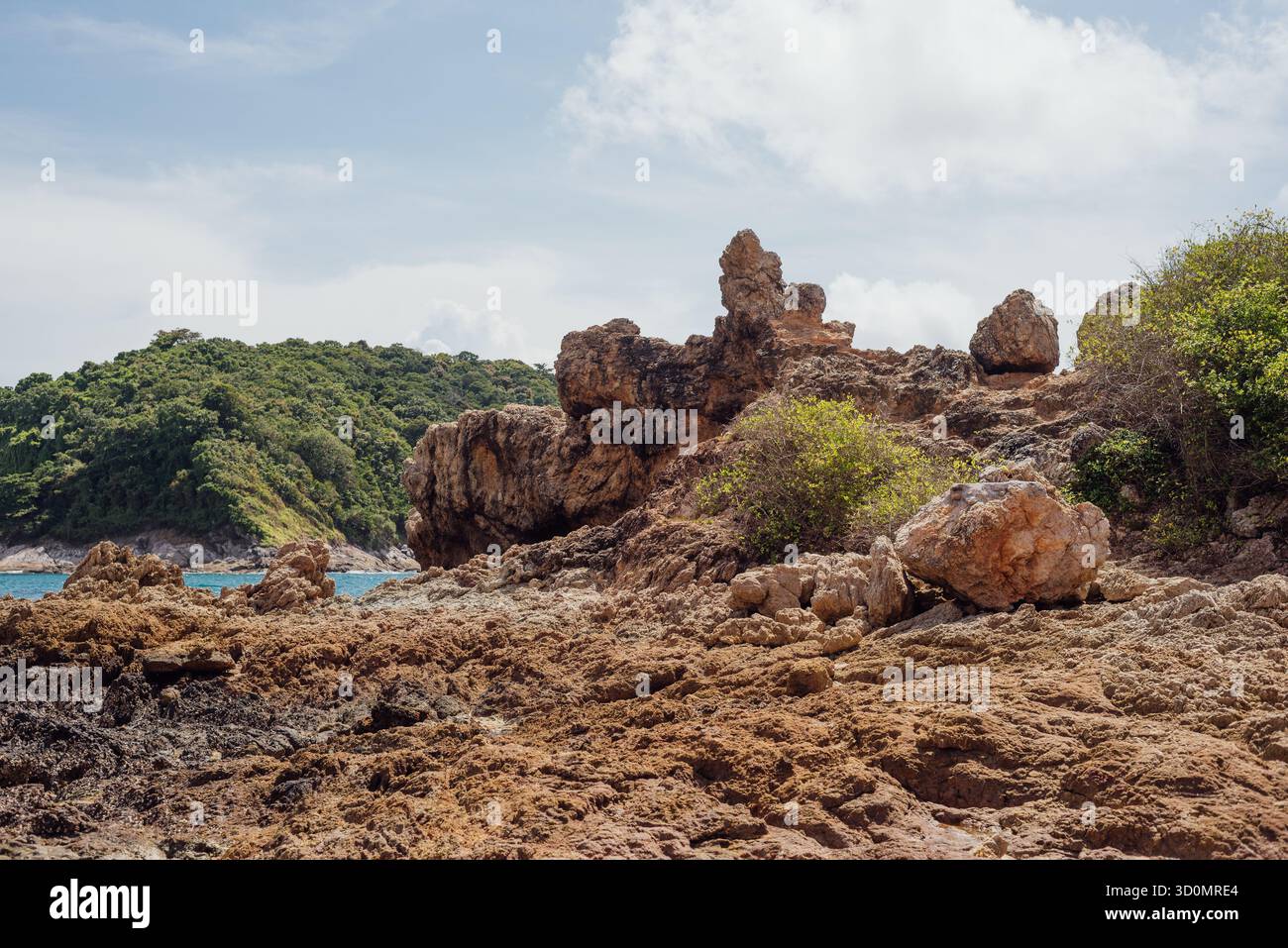 Formations rocheuses et falaises côtières à Yanui Beach, Phuket, Thaïlande Banque D'Images