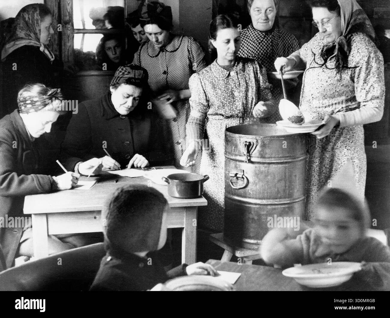 1946 Hambourg Wilhelmsburg^ : nourrir les enfants et les personnes âgées, les femmes sur la gauche note en bas chaque portion desservie. [traduction automatique] Banque D'Images