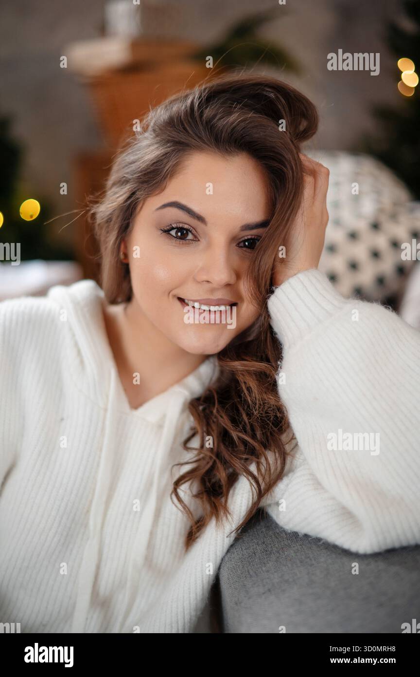 Femme souriante en pull blanc confortable Banque D'Images