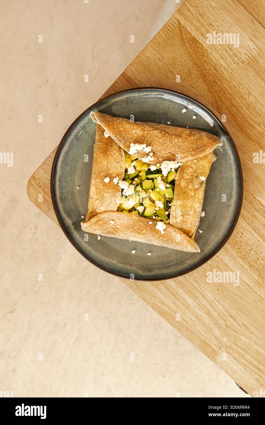 Galette de sarrasin avec courgettes et fromage feta Banque D'Images