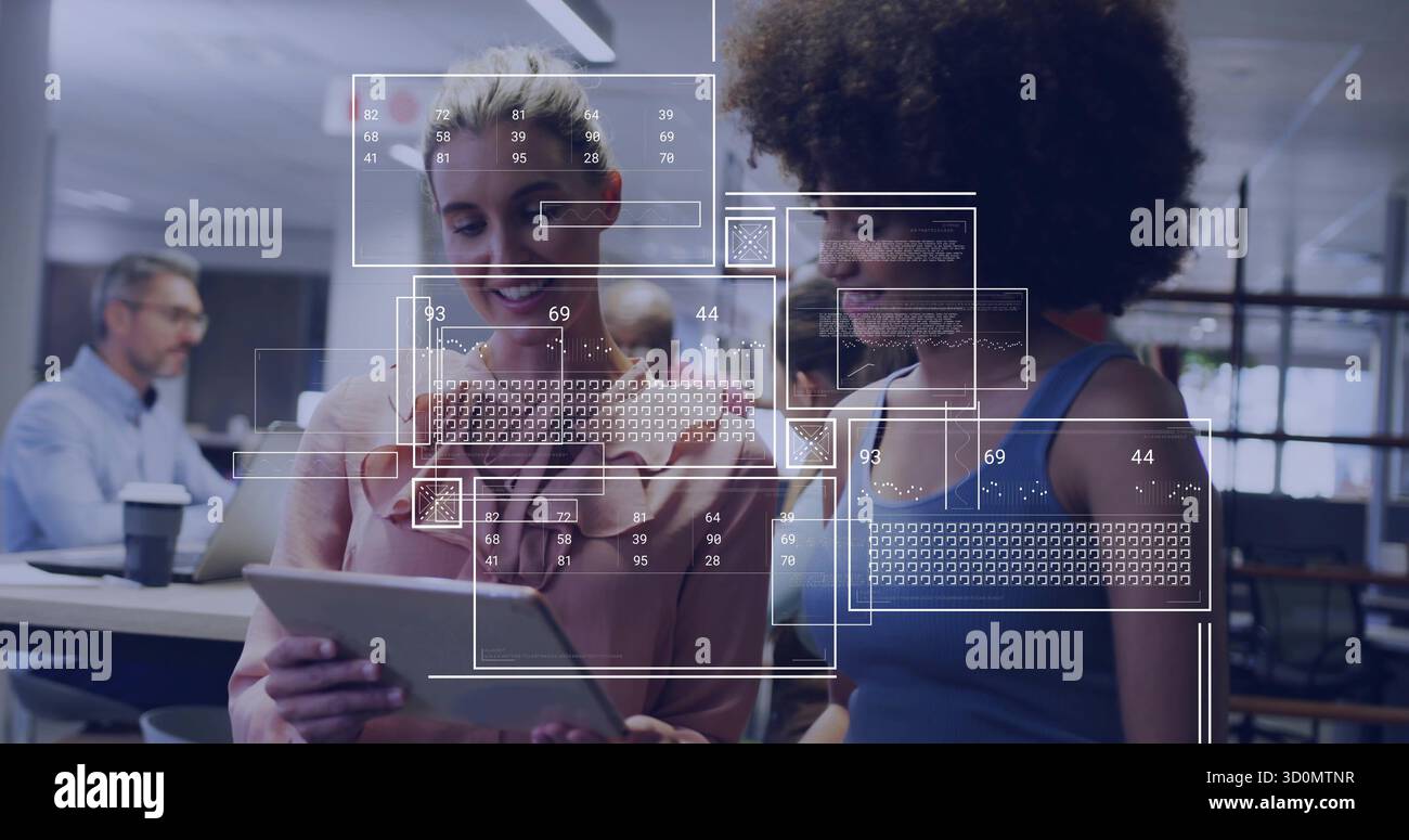 Deux collègues femmes examinant le code sur tablette dans un bureau ouvert, avec superposition graphique de l'interface utilisateur Banque D'Images