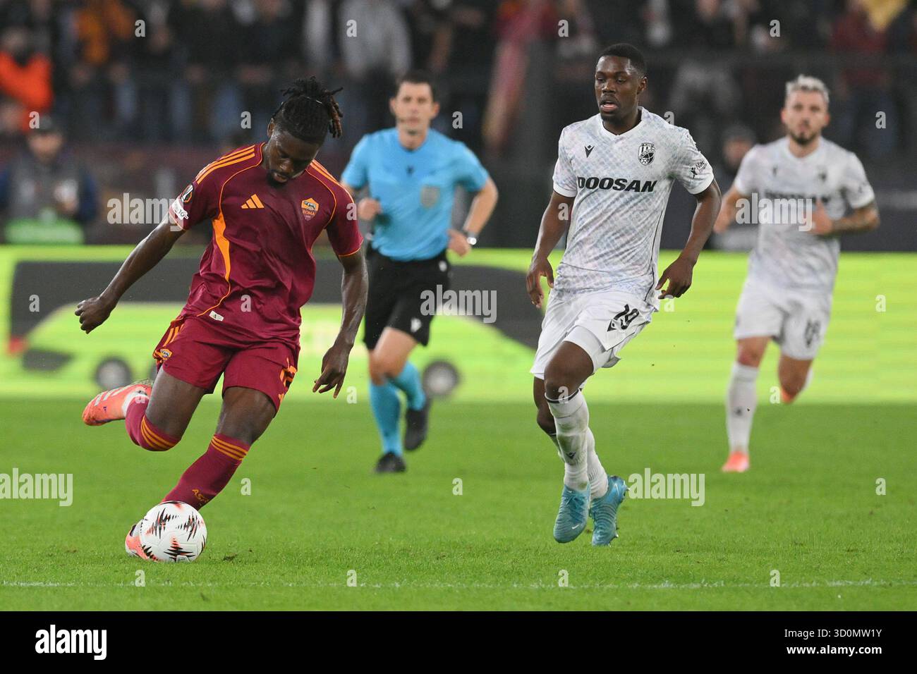 23 octobre 2025, stade Olimpico, Rome, Italie ; match de football de l'UEFA Europa League ; Roma contre Viktoria Plzen ; Manu Kone de l'AS Roma Banque D'Images
