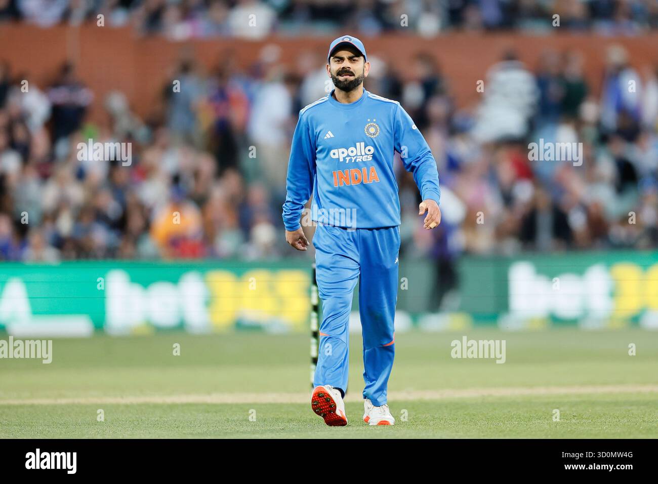 23 octobre 2025, Adélaïde, Australie. Virat KOHLI, de l'Inde, traverse le terrain lors de son dernier match international à l'Adelaide Oval, lors du deuxième match de la série Australia vs India 2025/26 ODI Credit : Mark Willoughby/Alamy Live News Banque D'Images