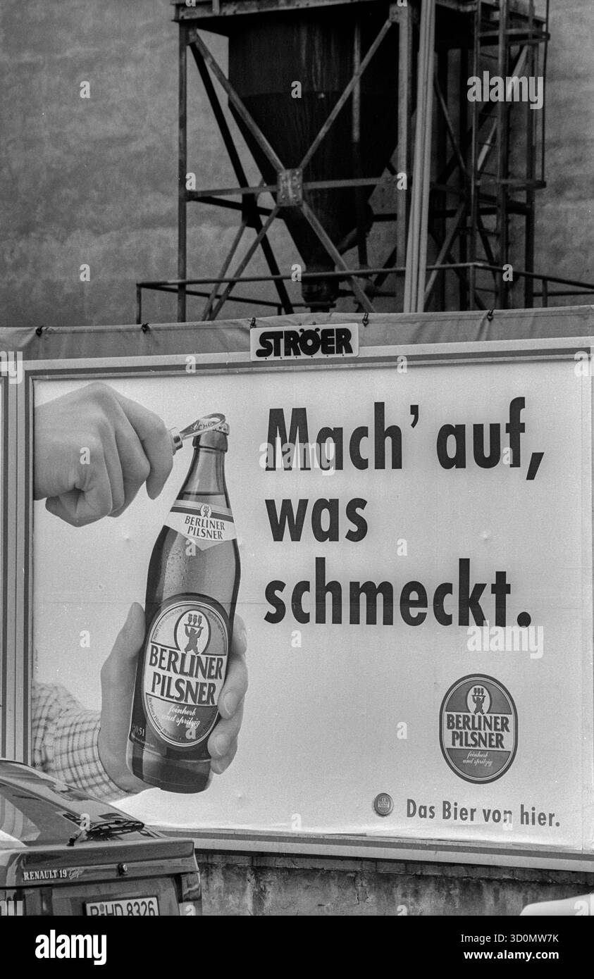 Allemagne, Berlin, 24.07.1992, publicité pour les produits d'Europe de l'est : Mach' auf, Was Schmeckt, Berliner Pilsner, [traduction automatique] Banque D'Images