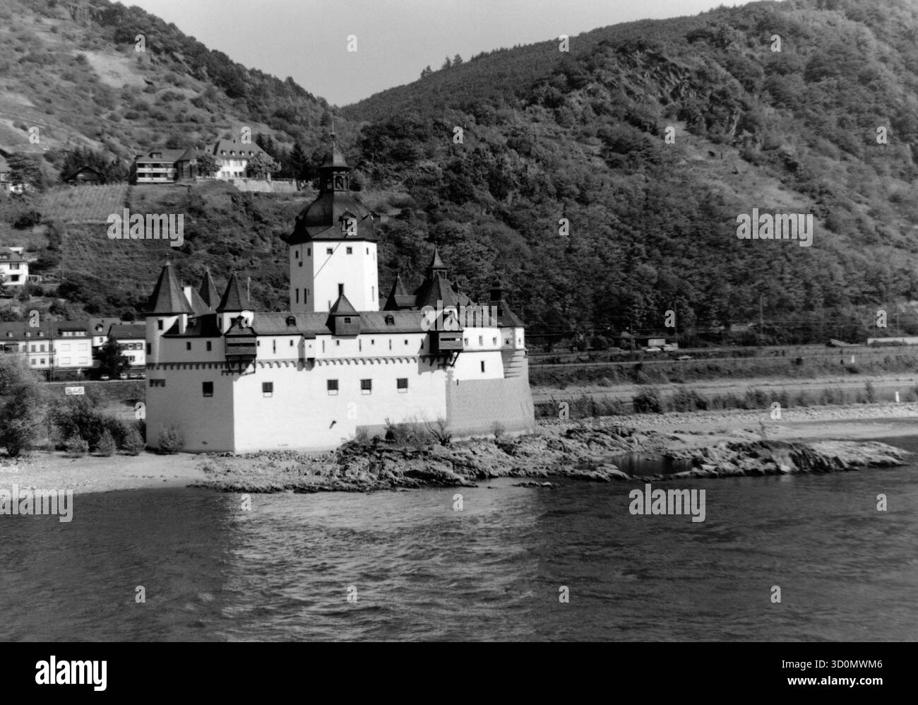 Pfalz près de Kaub, Rhénanie-Palatinat, paysages, Allemagne basses eaux du Rhin : le récif rocheux de l'île rhénane de Pfalzgrafenstein se dresse loin dans le chenal du Rhin. Les grands navires sont particulièrement prudents ici. La célèbre Rheinpfalz, une gare douanière construite au XIVe siècle, est située sur l'île du Rhin. C'est ici que le maréchal Blücher et toute son armée traversent le Rhin la veille du nouvel an 1813/14 à la poursuite des troupes napoléoniennes fuyant la bataille de Leipzig. [traduction automatique] Banque D'Images