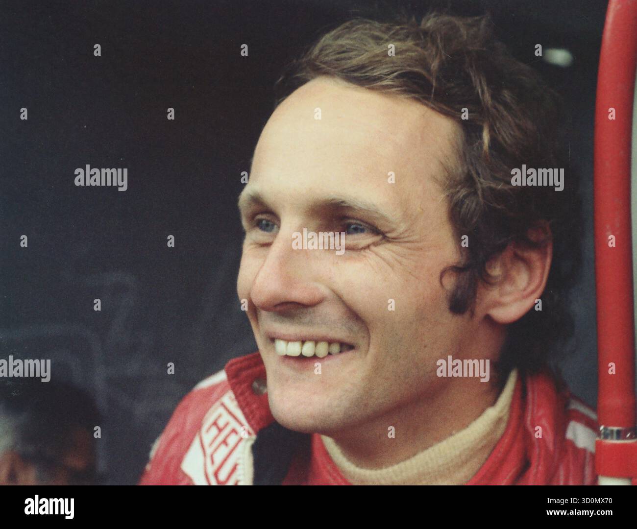 Niki Lauda lors d'une pause dans l'entraînement pour le Grand Prix d'Allemagne au Nürburgring. [traduction automatique] Banque D'Images