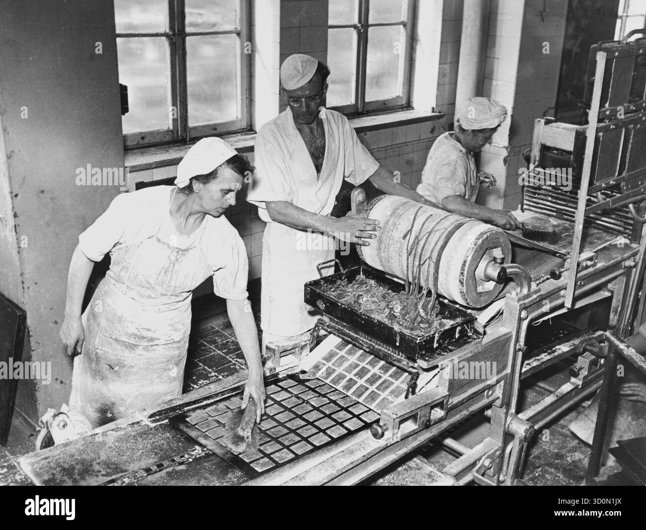 Des ouvriers fabriquant des gâteaux bruns à la Pro-Bakery à Hambourg. [traduction automatique] Banque D'Images