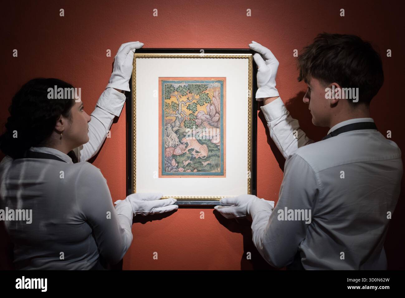 Londres, Angleterre, Royaume-Uni. 24 octobre 2025. Les manutentionnaires d'art détiennent une peinture intitulée '' Une famille de guépards dans un paysage rocheux'' , attribuée à Basawan, Inde moghole, c. 1575-80, estimation : â£700 000 - 1 000 000 lors d'une visite photo à la maison de vente aux enchères Christie's devant des peintures exceptionnelles de la collection personnelle du prince et de la princesse Sadruddin Aga Khan Sale. (Crédit image : © Wiktor Szymanowicz/ZUMA Press Wire) USAGE ÉDITORIAL SEULEMENT ! Non destiné à UN USAGE commercial ! Banque D'Images Londres, Angleterre, Royaume-Uni. 24 octobre 2025. Les manutentionnaires d'art détiennent une peinture intitulée '' Une famille de guépards dans un paysage rocheux'' , attribuée à Basawan, Inde moghole, c. 1575-80, estimation : â£700 000 - 1 000 000 lors d'une visite photo à la maison de vente aux enchères Christie's devant des peintures exceptionnelles de la collection personnelle du prince et de la princesse Sadruddin Aga Khan Sale. (Crédit image : © Wiktor Szymanowicz/ZUMA Press Wire) USAGE ÉDITORIAL SEULEMENT ! Non destiné à UN USAGE commercial ! Banque D'Images