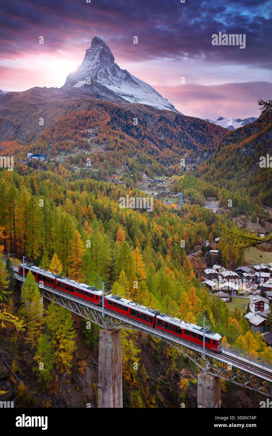 Zermatt, Suisse. Image des Alpes suisses avec le train touristique de Gornergrad et Matterhorn dans la région du Valais au coucher du soleil d'automne. Banque D'Images Zermatt, Suisse. Image des Alpes suisses avec le train touristique de Gornergrad et Matterhorn dans la région du Valais au coucher du soleil d'automne. Banque D'Images