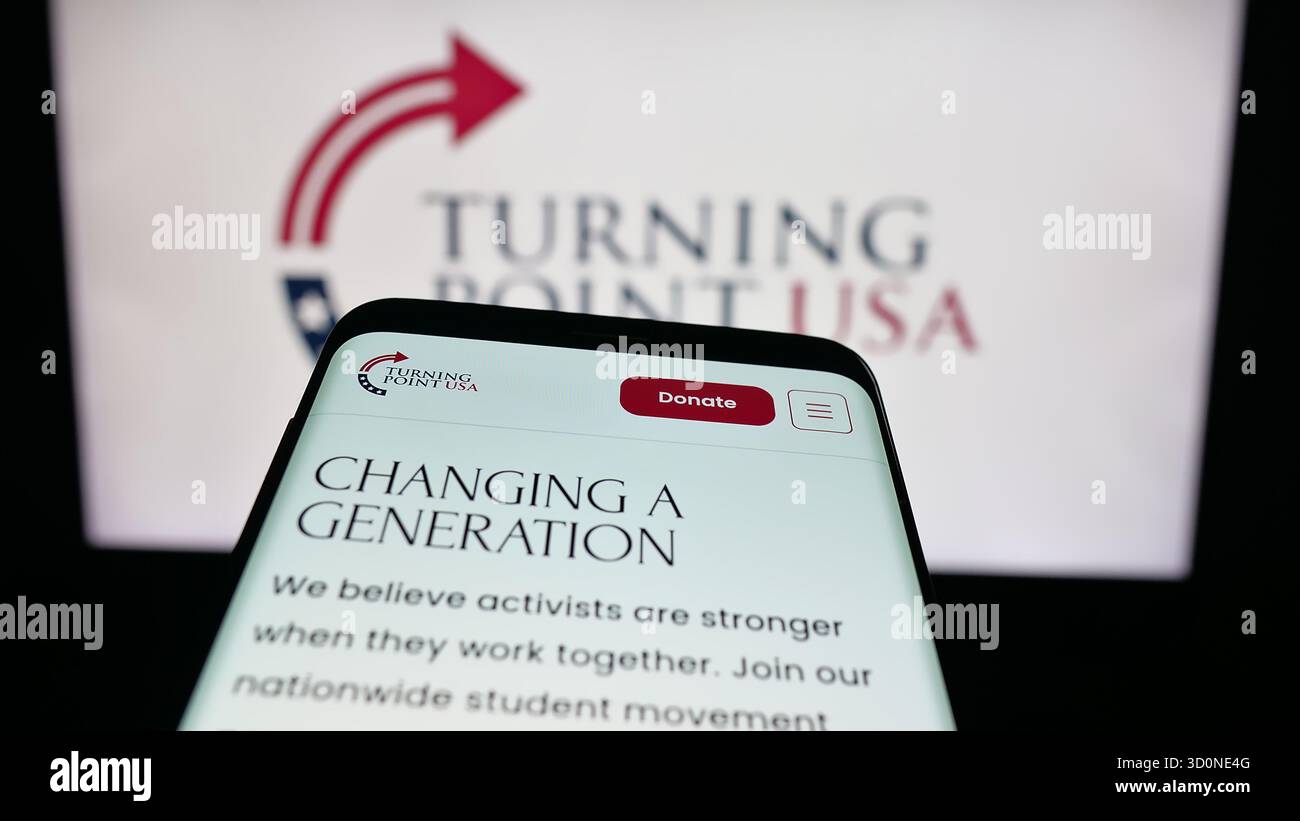 Stuttgart, Allemagne - 10-15-2025 : téléphone portable avec le site de l'organisation américaine Turning point USA (TPUSA) sur l'écran devant le logo. Concentrez-vous sur le coin supérieur gauche Banque D'Images