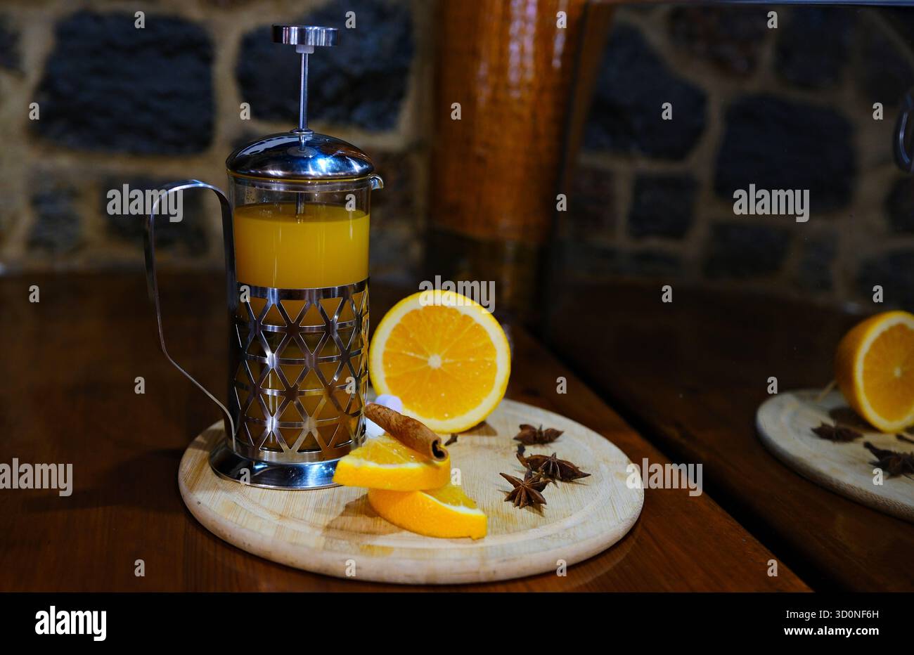 Limonade au gingembre et au curcuma, boisson saine au curcuma et aux épices, jus de Jamu, boisson stimulatrice d'immunité sur fond gris vif. Photo de haute qualité Banque D'Images