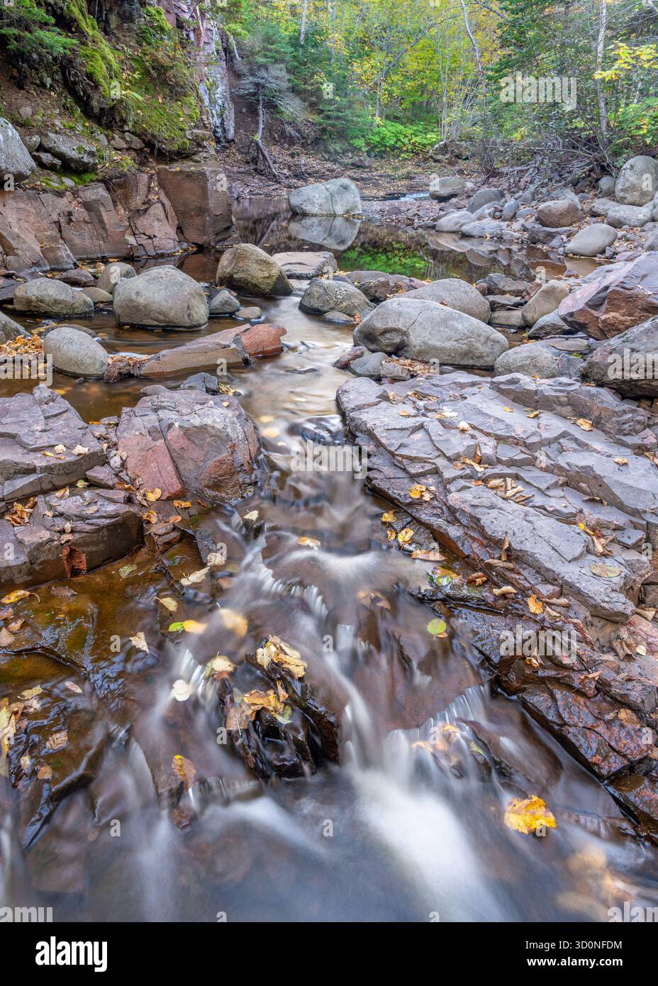 Cascades de la rivière Onion, Onion River Trail, Ray Berglund State Wayside, Tofte, Minnesota. Banque D'Images