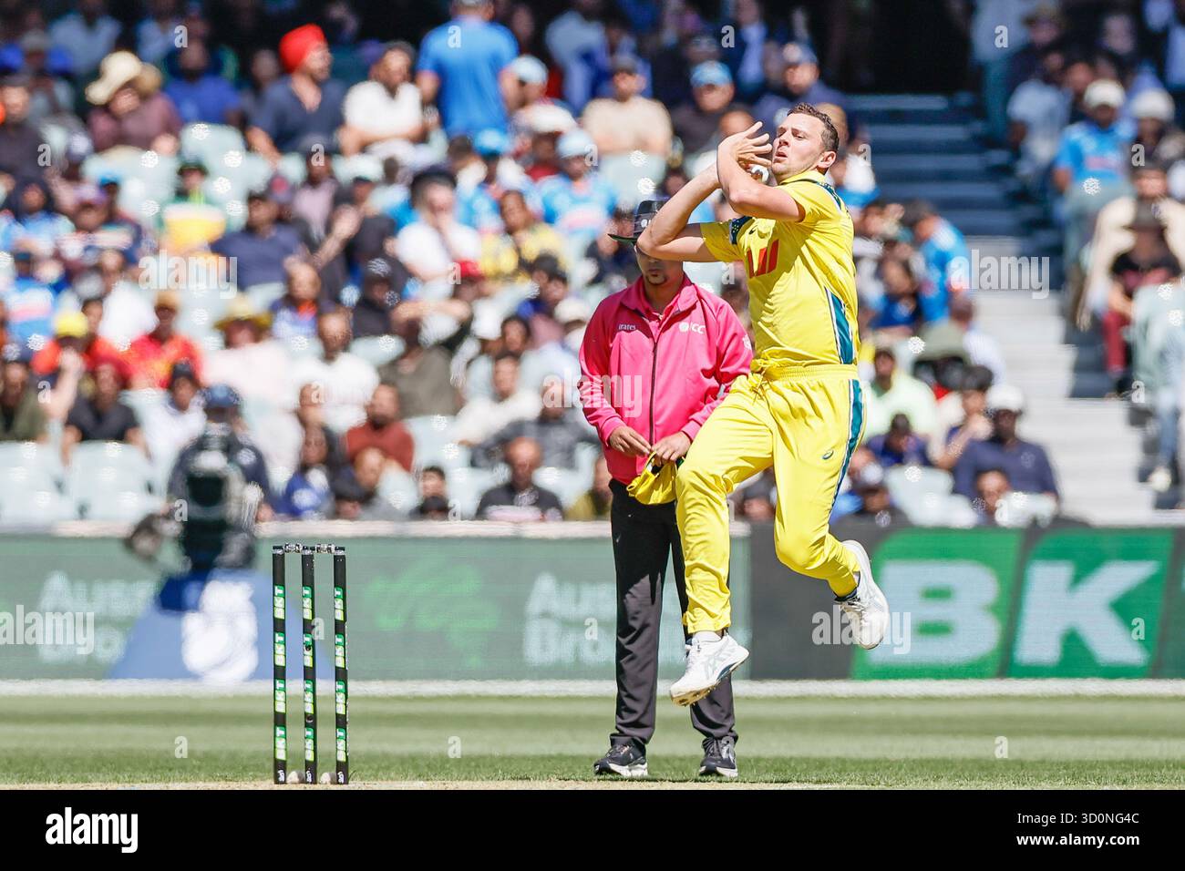Adélaïde, Australie méridionale, Australie. 23 octobre 2025. JOSH HAZELWOOD de l'Australie s'envole pour donner un peu de rythme aux batteurs indiens, lors du match 2 de la série Australia vs India 2025/26 ODI (crédit image : © Mark Willoughby/ZUMA Press Wire) USAGE ÉDITORIAL SEULEMENT ! Non destiné à UN USAGE commercial ! Banque D'Images Adélaïde, Australie méridionale, Australie. 23 octobre 2025. JOSH HAZELWOOD de l'Australie s'envole pour donner un peu de rythme aux batteurs indiens, lors du match 2 de la série Australia vs India 2025/26 ODI (crédit image : © Mark Willoughby/ZUMA Press Wire) USAGE ÉDITORIAL SEULEMENT ! Non destiné à UN USAGE commercial ! Banque D'Images
