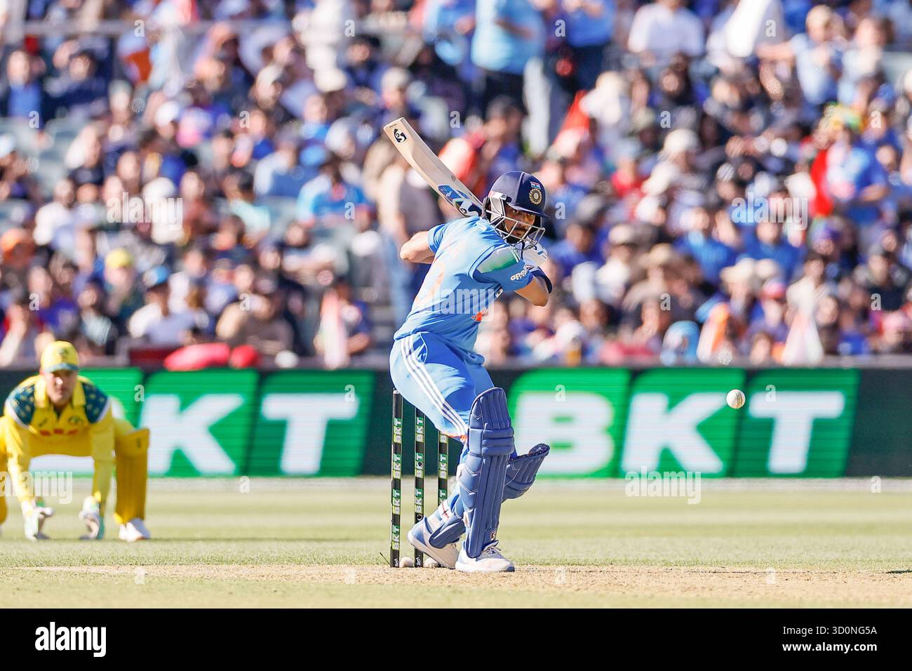 Adélaïde, Australie méridionale, Australie. 23 octobre 2025. Axar PATEL de l'Inde garde l'œil sur le ballon prêt à tirer le carré de tir du guichet, pendant le match 2 de la série Australia vs India 2025/26 ODI (crédit image : © Mark Willoughby/ZUMA Press Wire) USAGE ÉDITORIAL SEULEMENT ! Non destiné à UN USAGE commercial ! Banque D'Images Adélaïde, Australie méridionale, Australie. 23 octobre 2025. Axar PATEL de l'Inde garde l'œil sur le ballon prêt à tirer le carré de tir du guichet, pendant le match 2 de la série Australia vs India 2025/26 ODI (crédit image : © Mark Willoughby/ZUMA Press Wire) USAGE ÉDITORIAL SEULEMENT ! Non destiné à UN USAGE commercial ! Banque D'Images