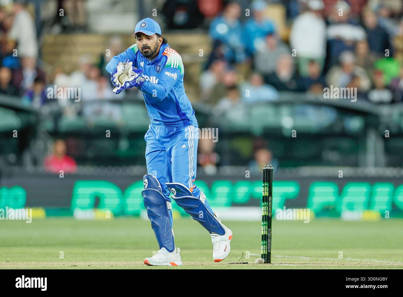 Adélaïde, Australie méridionale, Australie. 23 octobre 2025. KL RAHUL, de l'Inde, obtient un jet de l'extérieur pour empêcher de nouvelles courses de l'Australie, lors du match 2 de la série Australie vs Inde 2025/26 ODI (crédit image : © Mark Willoughby/ZUMA Press Wire) USAGE ÉDITORIAL SEULEMENT ! Non destiné à UN USAGE commercial ! Banque D'Images Adélaïde, Australie méridionale, Australie. 23 octobre 2025. KL RAHUL, de l'Inde, obtient un jet de l'extérieur pour empêcher de nouvelles courses de l'Australie, lors du match 2 de la série Australie vs Inde 2025/26 ODI (crédit image : © Mark Willoughby/ZUMA Press Wire) USAGE ÉDITORIAL SEULEMENT ! Non destiné à UN USAGE commercial ! Banque D'Images