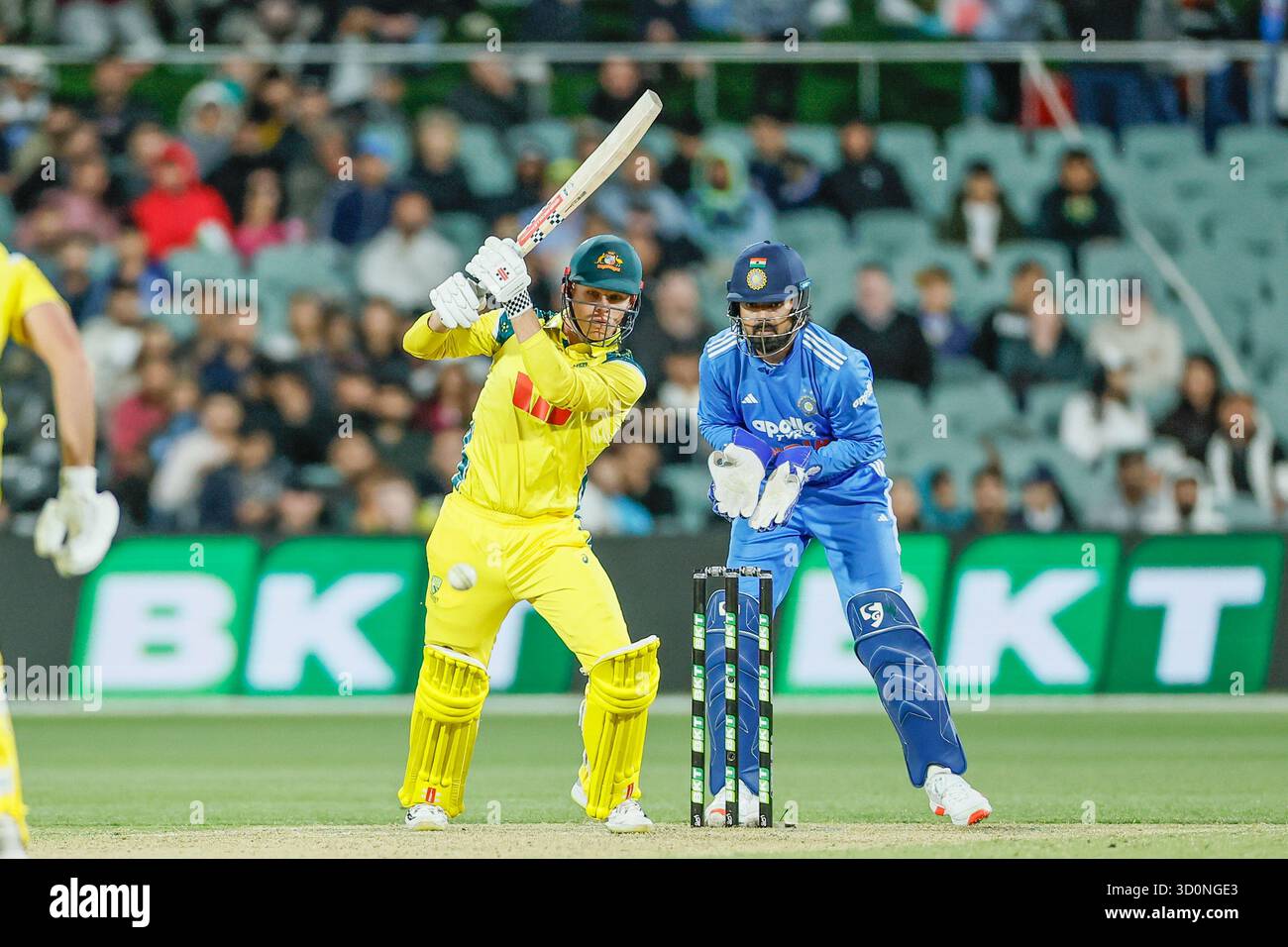 Adélaïde, Australie méridionale, Australie. 23 octobre 2025. COOPER CONNOLLY d'Australie avec un match gagnant de 61 courses a propulsé la balle autour du sol sous le regard impuissant du gardien de guichet KL RAHUL d'Inde, pendant le match 2 de la série Australie vs Inde 2025/26 ODI (crédit image : © Mark Willoughby/ZUMA Press Wire) USAGE ÉDITORIAL SEULEMENT ! Non destiné à UN USAGE commercial ! Banque D'Images Adélaïde, Australie méridionale, Australie. 23 octobre 2025. COOPER CONNOLLY d'Australie avec un match gagnant de 61 courses a propulsé la balle autour du sol sous le regard impuissant du gardien de guichet KL RAHUL d'Inde, pendant le match 2 de la série Australie vs Inde 2025/26 ODI (crédit image : © Mark Willoughby/ZUMA Press Wire) USAGE ÉDITORIAL SEULEMENT ! Non destiné à UN USAGE commercial ! Banque D'Images
