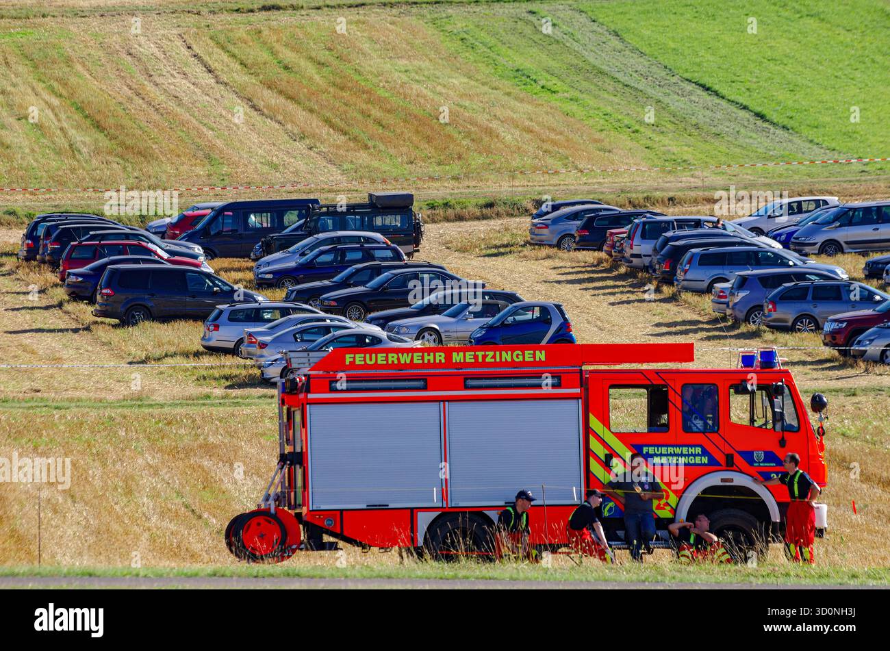 Les pompiers de Metzingen sont en attente lors d'un spectacle aérien sur Rossfeld à Metzingen-Glems, Bade-Wuerttemberg, Allemagne. Banque D'Images