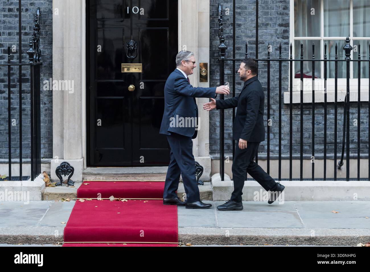 Londres, Angleterre, Royaume-Uni. 24 octobre 2025. Le premier ministre britannique KEIR STARMER (G) accueille le président ukrainien VOLODYMYR ZELENSKYY devant le 10 Downing Street avant leur rencontre. Les dirigeants participeront plus tard aujourd'hui au sommet de la « Coalition des volontaires », où les alliés occidentaux devraient discuter d'un soutien militaire supplémentaire à l'Ukraine. (Crédit image : © Wiktor Szymanowicz/ZUMA Press Wire) USAGE ÉDITORIAL SEULEMENT ! Non destiné à UN USAGE commercial ! Banque D'Images Londres, Angleterre, Royaume-Uni. 24 octobre 2025. Le premier ministre britannique KEIR STARMER (G) accueille le président ukrainien VOLODYMYR ZELENSKYY devant le 10 Downing Street avant leur rencontre. Les dirigeants participeront plus tard aujourd'hui au sommet de la « Coalition des volontaires », où les alliés occidentaux devraient discuter d'un soutien militaire supplémentaire à l'Ukraine. (Crédit image : © Wiktor Szymanowicz/ZUMA Press Wire) USAGE ÉDITORIAL SEULEMENT ! Non destiné à UN USAGE commercial ! Banque D'Images
