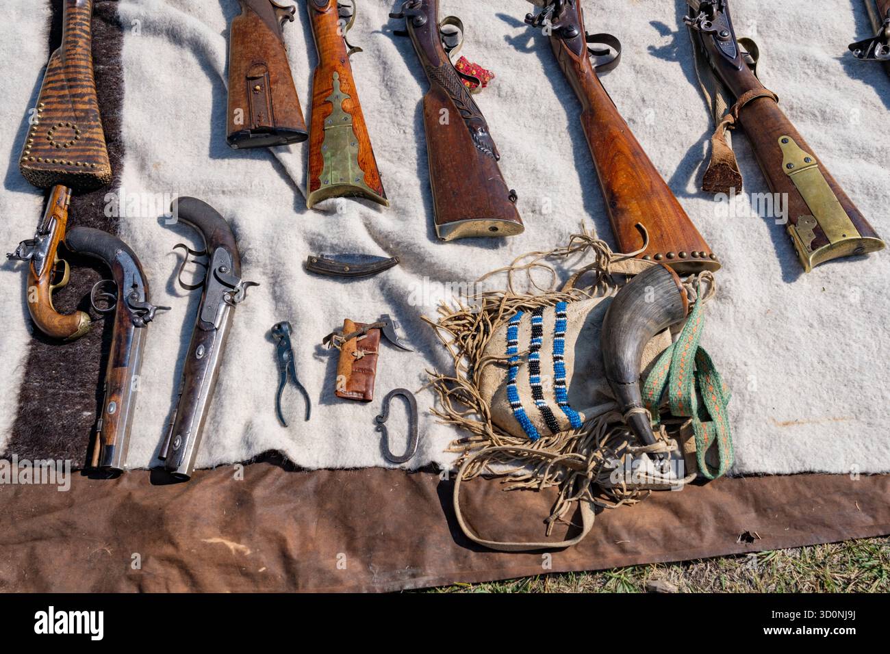 Armes à feu vintage et accessoires au Fort Bridger Rendezvous dans le Wyoming. Banque D'Images