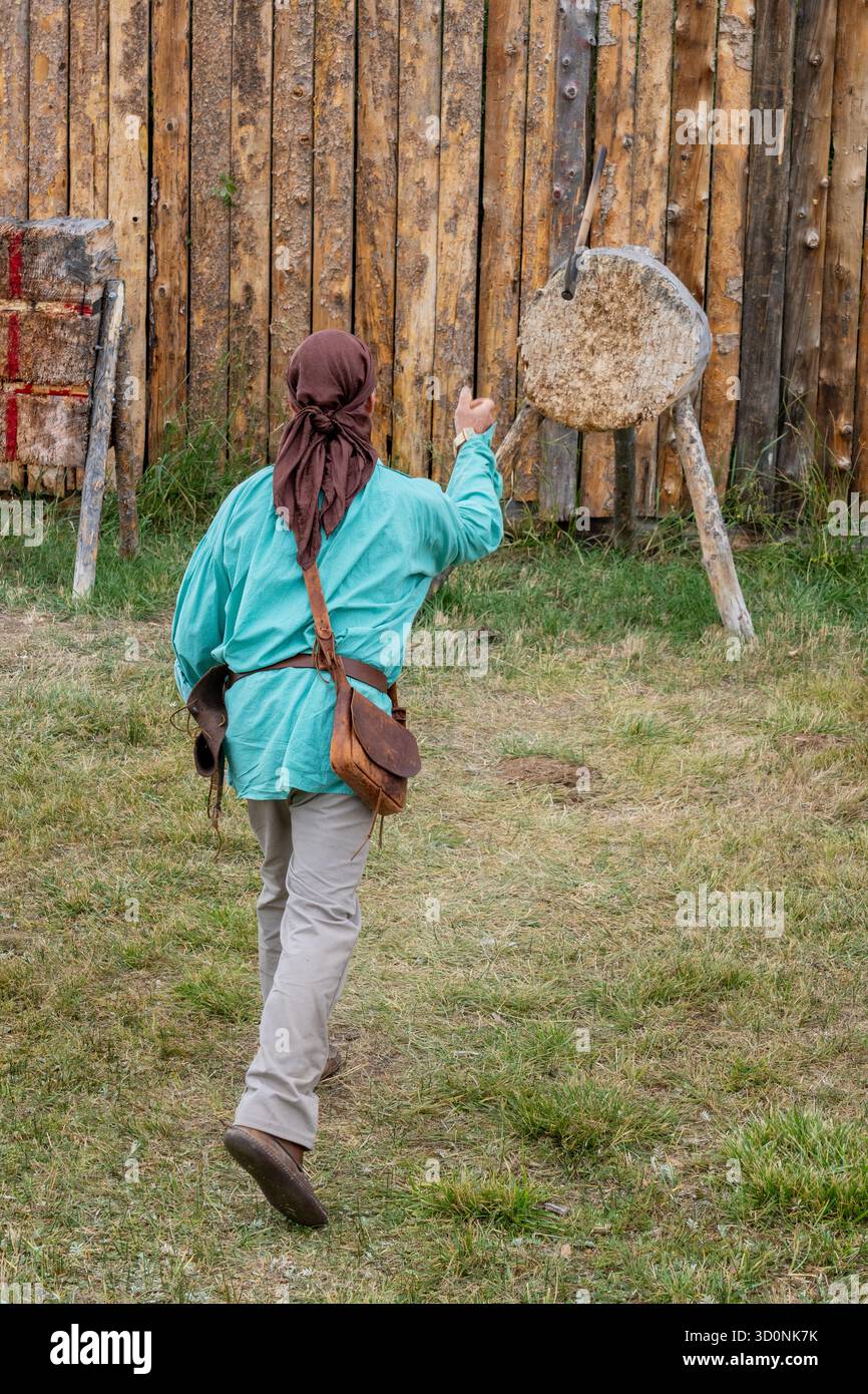 Un homme en tenue montagnard jette un tomahawk au rendez-vous de Fort Bridger sur le site historique de Fort Bridger dans le Wyoming. Banque D'Images