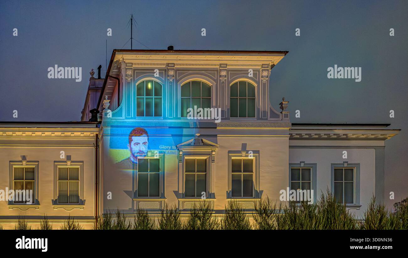Volodymyr Zelenskyj à l'ambassade de Russie à Copenhague, projection d'une image lors de la manifestation, Danemark, 24 février 2023 Banque D'Images