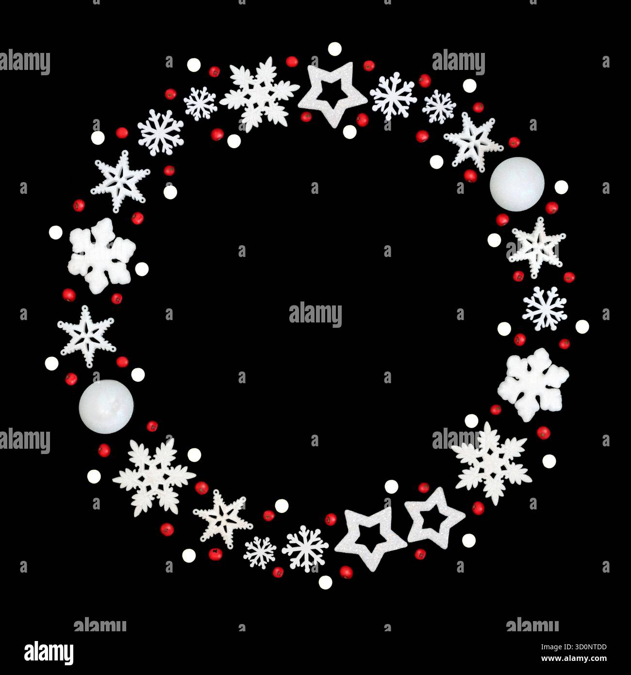 Couronne de Noël boule blanche givrée flocon de neige, étoile, décorations en forme de boule, baies de houx rouges sur fond noir. Motif guirlande pour la saison de Noël. Banque D'Images