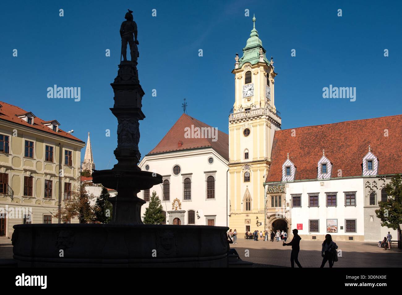 Bratislava, Slovaquie. 2 octobre 2023 Hlavne Namestie, la place principale avec l'église du Saint Sauveur ou l'église jésuite vieille ville, Bratislava, Slovaquie Banque D'Images