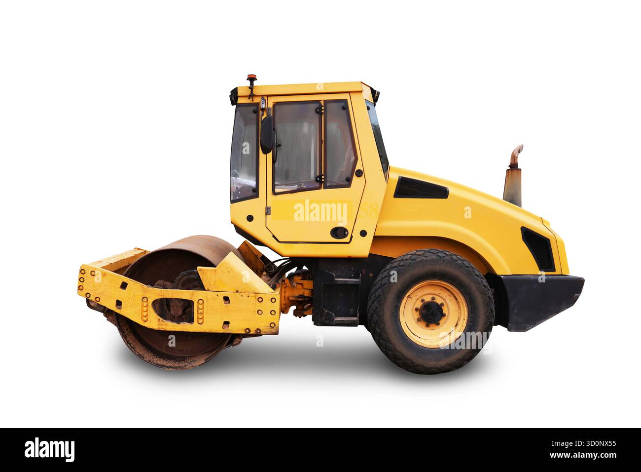 Un compacteur de sol jaune avec un grand tambour cylindrique. La machine est conçue pour le compactage du sol et est largement utilisée dans la construction et l'aménagement paysager. Banque D'Images