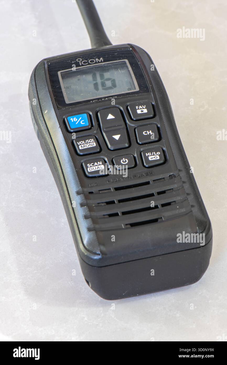 Radio marine VHF portable icom m37 réglée sur la fréquence de détresse du canal 16. Radio VHF marine utilisée pour les communications maritimes. Banque D'Images