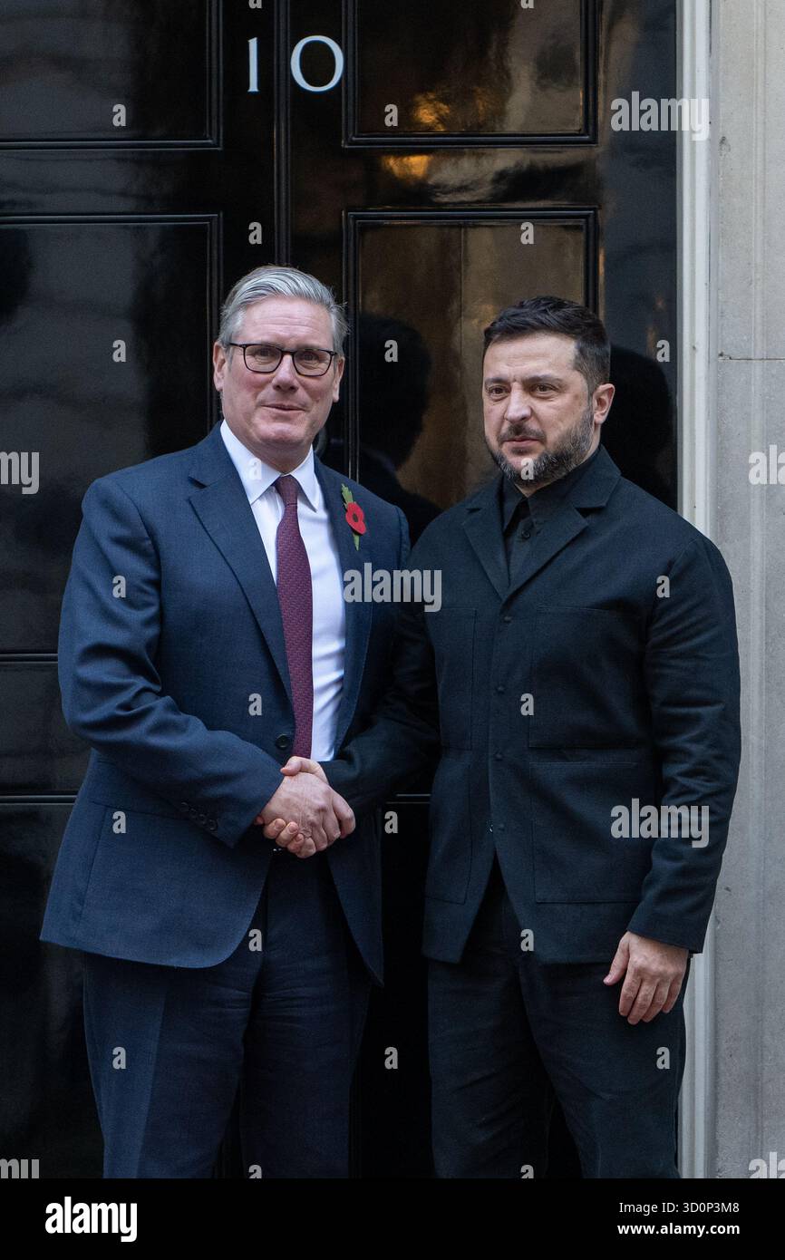 Londres, Angleterre, Royaume-Uni. 24 octobre 2025. Le président ukrainien VOLODYMYR ZELENSKYY arrive au 10 Downing Street à Londres, au Royaume-Uni, pour des entretiens avec le premier ministre KEIR STARMER et d'autres dirigeants européens le 24 octobre 2025. (Crédit image : © Thomas Krych/ZUMA Press Wire) USAGE ÉDITORIAL SEULEMENT ! Non destiné à UN USAGE commercial ! Banque D'Images Londres, Angleterre, Royaume-Uni. 24 octobre 2025. Le président ukrainien VOLODYMYR ZELENSKYY arrive au 10 Downing Street à Londres, au Royaume-Uni, pour des entretiens avec le premier ministre KEIR STARMER et d'autres dirigeants européens le 24 octobre 2025. (Crédit image : © Thomas Krych/ZUMA Press Wire) USAGE ÉDITORIAL SEULEMENT ! Non destiné à UN USAGE commercial ! Banque D'Images
