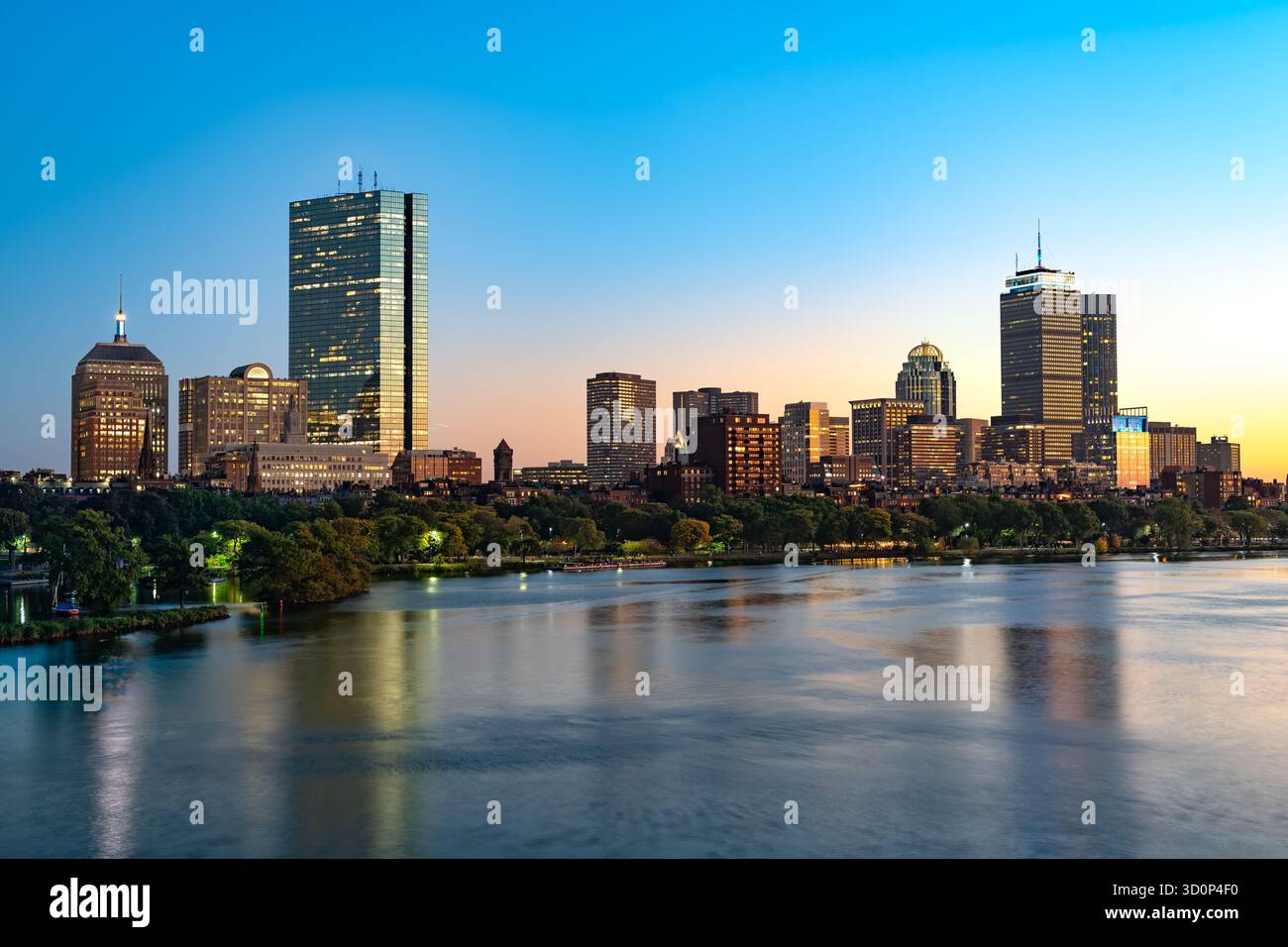 Une vue magnifique sur le paysage urbain de Boston de Back Bay à travers la rivière Charles au crépuscule, mettant en valeur des bâtiments importants. Banque D'Images