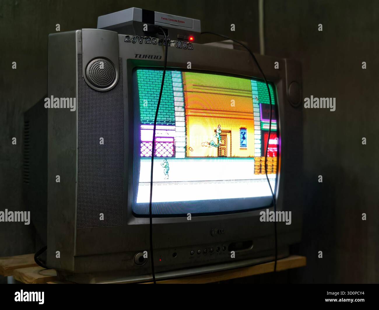 Denpasar, Bali, Indonésie – 23 octobre 2025 : jouer à un jeu vidéo rétro sur un téléviseur à tube cathodique (CRT) Banque D'Images