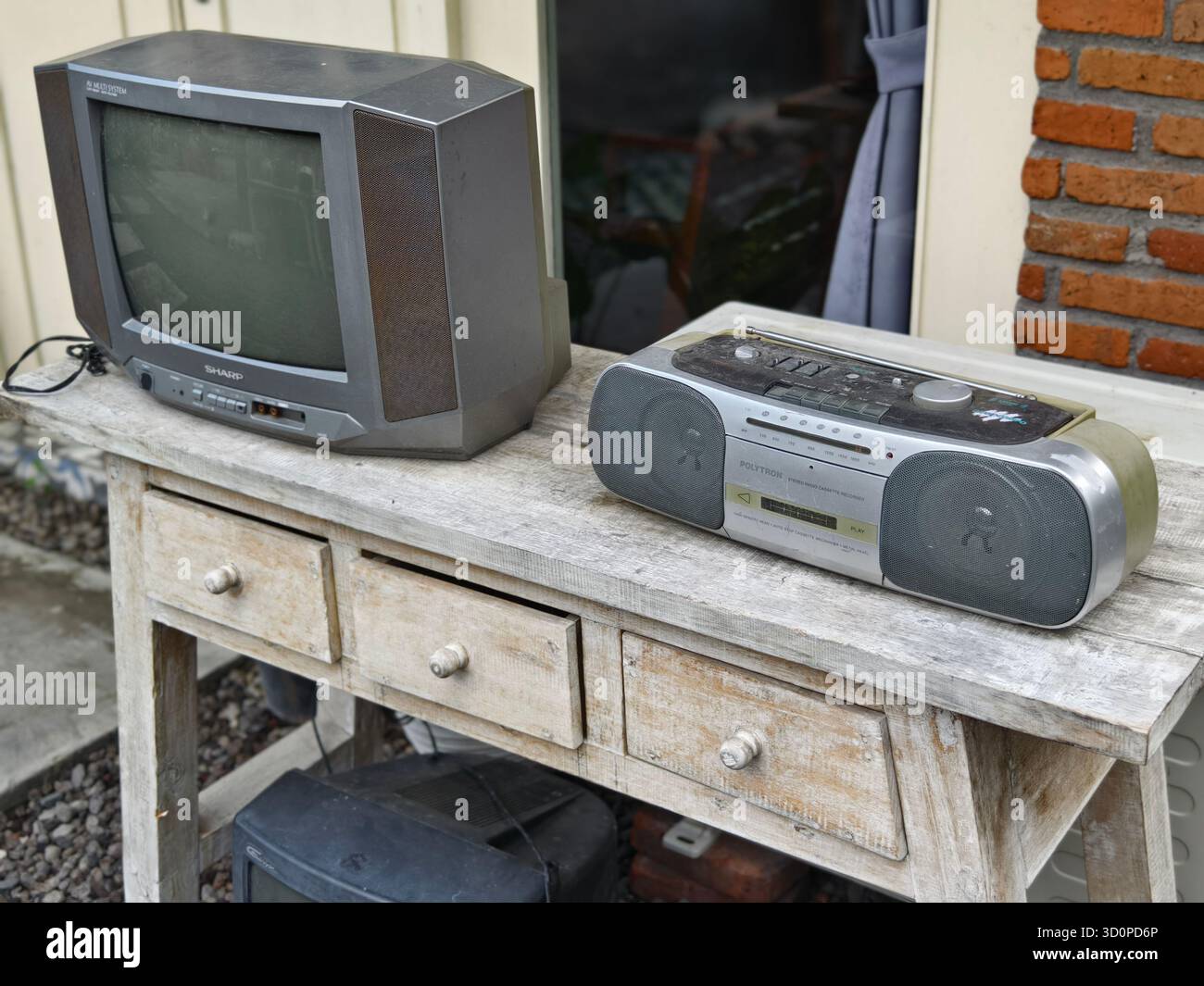 Denpasar, Bali, Indonésie : Une télévision vintage à tube cathodique (CRT) et un système stéréo portable Boombox avec lecteur de cassettes Banque D'Images