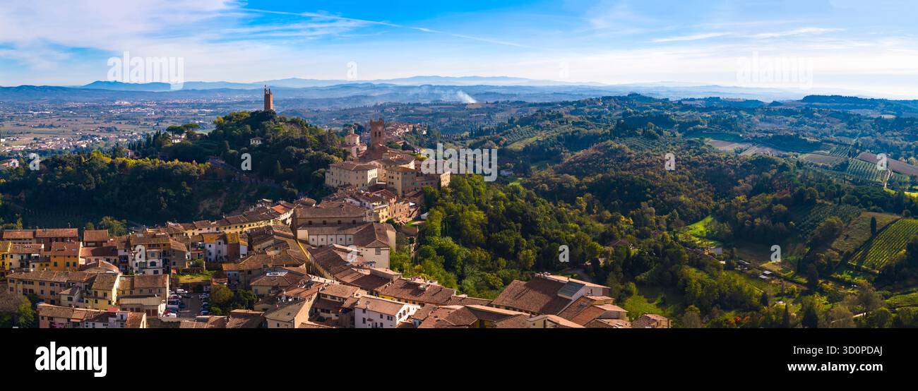 Italie tourisme. Pittoresques beaux villages médiévaux de Toscane - San Miniato situé sur la célèbre via Francigena entouré de collines de vignobles. Antenne Banque D'Images
