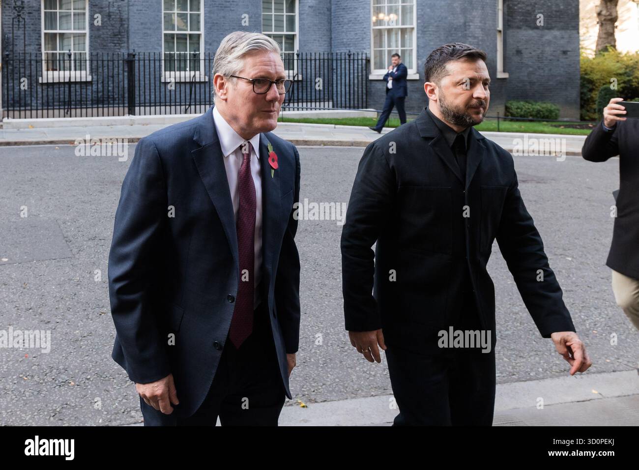 Londres, Angleterre, Royaume-Uni. 24 octobre 2025. Le premier ministre britannique KEIR STARMER (à gauche) et le président ukrainien VOLODYMYR ZELENSKYY marchent du 10 Downing Street pour assister à une réunion de la "Coalition des volontaires" afin de discuter d'un soutien militaire supplémentaire à l'Ukraine. (Crédit image : © Wiktor Szymanowicz/ZUMA Press Wire) USAGE ÉDITORIAL SEULEMENT ! Non destiné à UN USAGE commercial ! Banque D'Images Londres, Angleterre, Royaume-Uni. 24 octobre 2025. Le premier ministre britannique KEIR STARMER (à gauche) et le président ukrainien VOLODYMYR ZELENSKYY marchent du 10 Downing Street pour assister à une réunion de la "Coalition des volontaires" afin de discuter d'un soutien militaire supplémentaire à l'Ukraine. (Crédit image : © Wiktor Szymanowicz/ZUMA Press Wire) USAGE ÉDITORIAL SEULEMENT ! Non destiné à UN USAGE commercial ! Banque D'Images