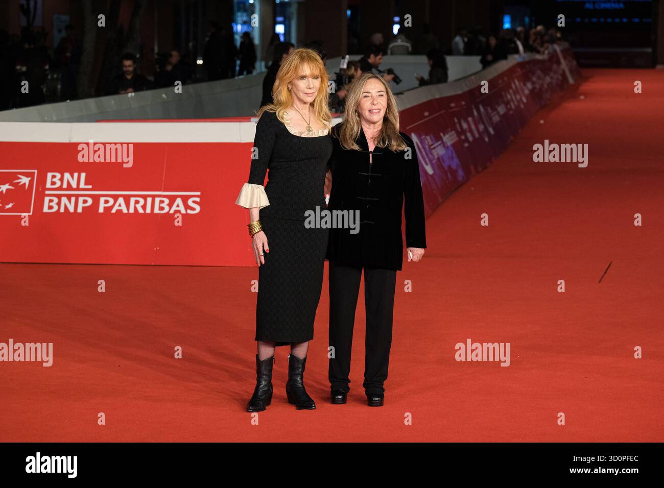 Rome, Italie. 23 octobre 2025. 23 octobre 2025 - Rosanna Arquette (à gauche) et Susan Seidelman (à droite) assistent au tapis rouge du film 'Desperately Seeking Susan'' lors du 20ème Festival du film de Rome à l'Auditorium Parco Della Musica à Rome, Italie. (Crédit image : © Pacific Press via ZUMA Press Wire) USAGE ÉDITORIAL SEULEMENT ! Non destiné à UN USAGE commercial ! Banque D'Images Rome, Italie. 23 octobre 2025. 23 octobre 2025 - Rosanna Arquette (à gauche) et Susan Seidelman (à droite) assistent au tapis rouge du film 'Desperately Seeking Susan'' lors du 20ème Festival du film de Rome à l'Auditorium Parco Della Musica à Rome, Italie. (Crédit image : © Pacific Press via ZUMA Press Wire) USAGE ÉDITORIAL SEULEMENT ! Non destiné à UN USAGE commercial ! Banque D'Images