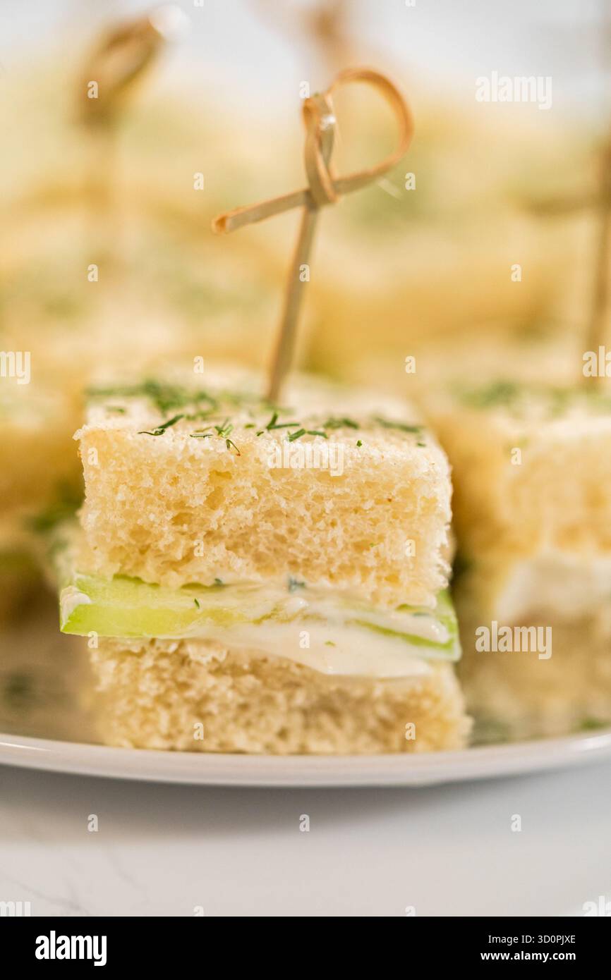 Mini sandwichs au concombre avec tartinade au fromage à la crème Banque D'Images