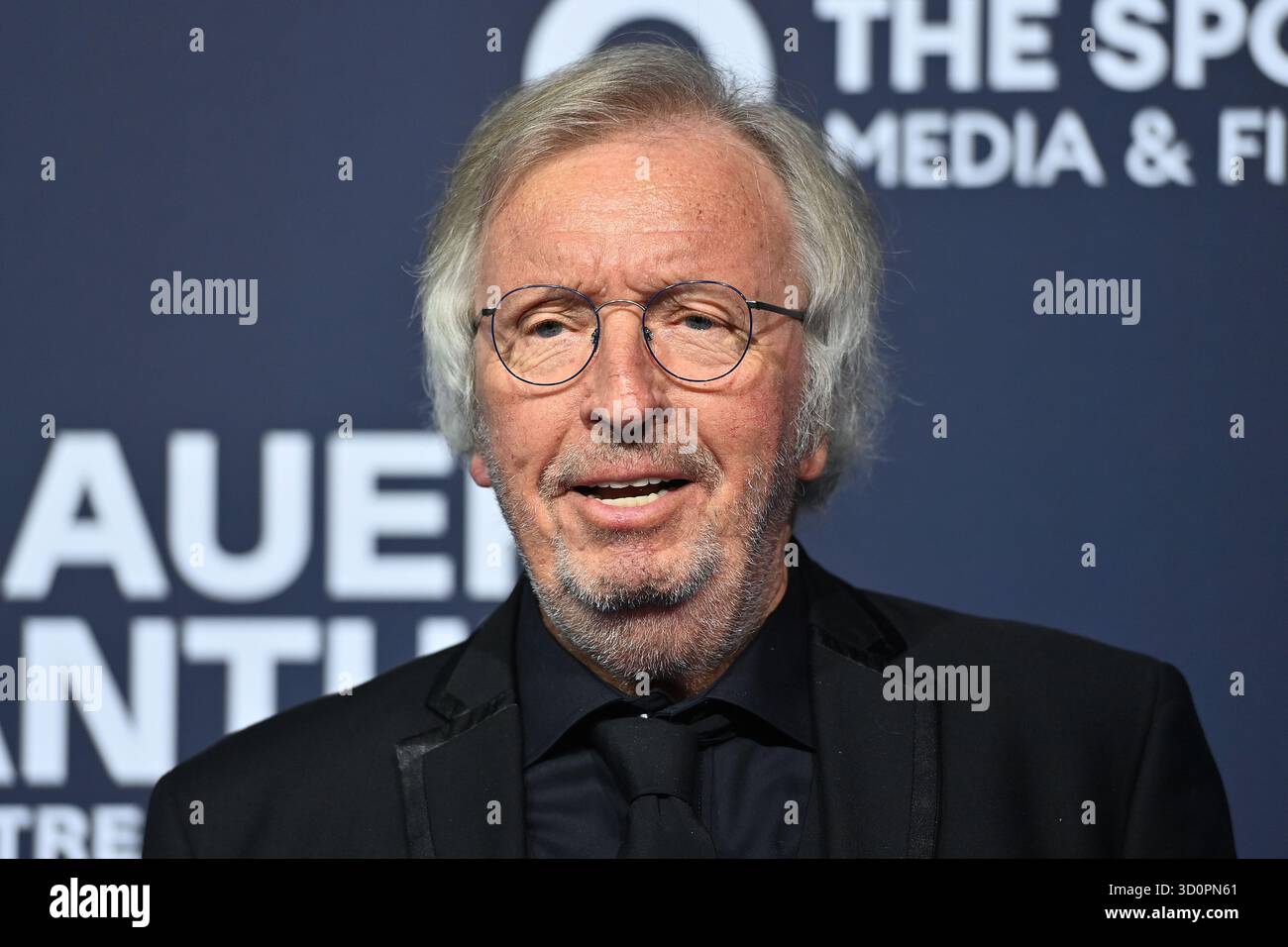 BMW Welt Munich. 22 octobre 2025. Werner Schulze-Erdel (présentateur), image unique, motif unique recadré, portrait, portrait, portrait. Red Carpet, Blue Panther TV et streaming Award 2025 le 22 octobre 2025 au BMW Welt Munich. Crédit : dpa/Alamy Live News Banque D'Images