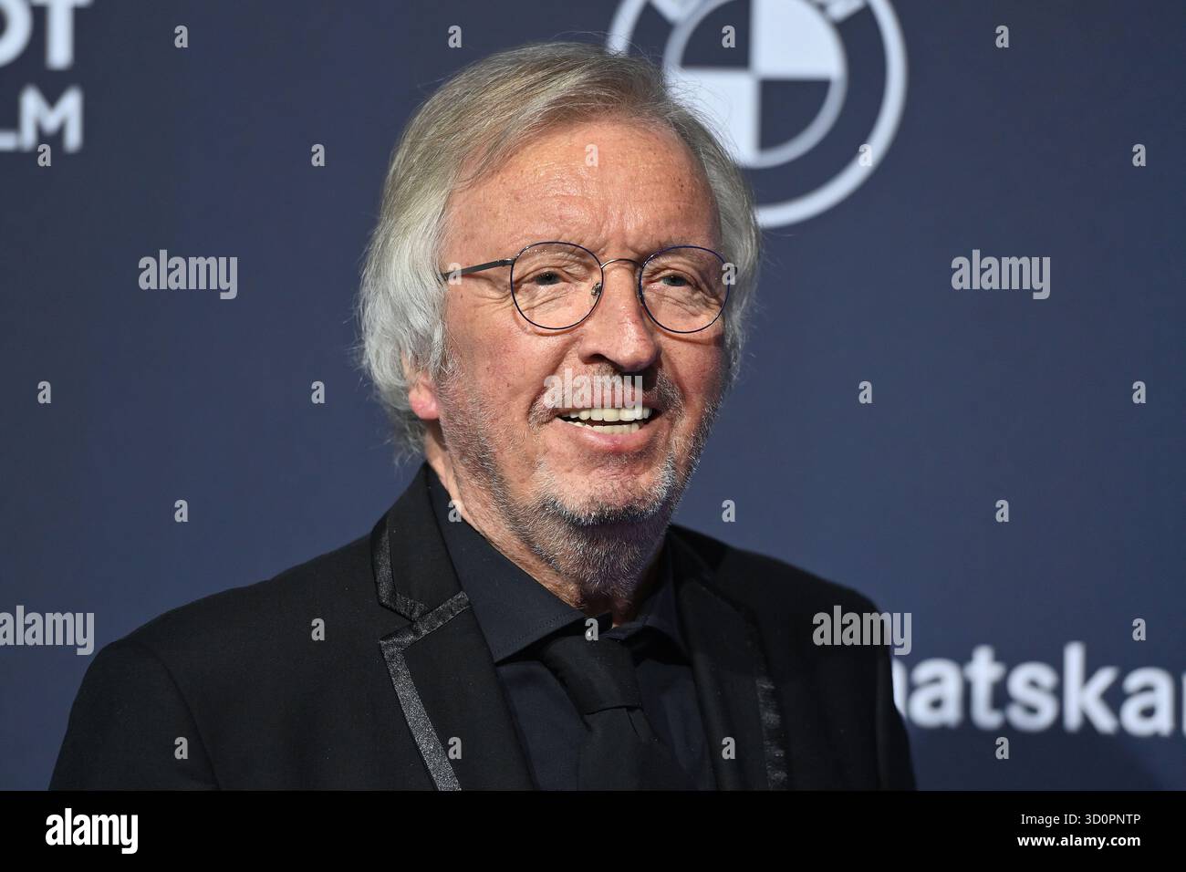 BMW Welt Munich. 22 octobre 2025. Werner Schulze-Erdel (présentateur), image unique, motif unique recadré, portrait, portrait, portrait. Red Carpet, Blue Panther TV et streaming Award 2025 le 22 octobre 2025 au BMW Welt Munich. Crédit : dpa/Alamy Live News Banque D'Images
