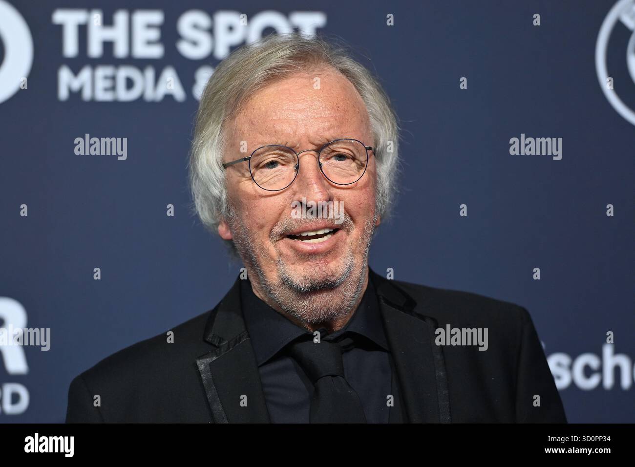 BMW Welt Munich. 22 octobre 2025. Werner Schulze-Erdel (présentateur), image unique, motif unique recadré, portrait, portrait, portrait. Red Carpet, Blue Panther TV et streaming Award 2025 le 22 octobre 2025 au BMW Welt Munich. Crédit : dpa/Alamy Live News Banque D'Images