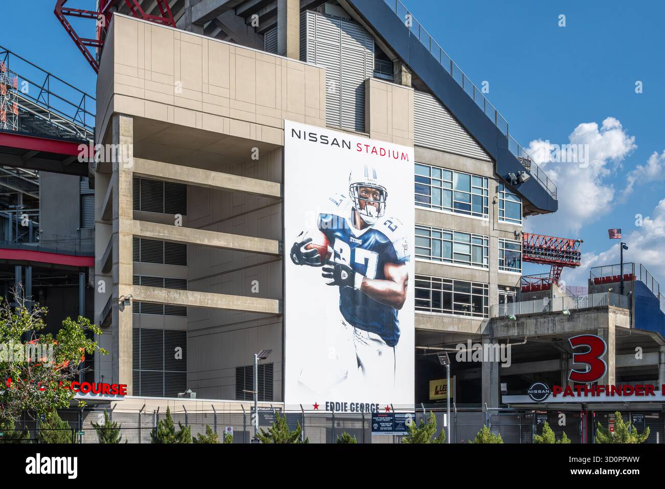 Le Nissan Stadium de Nashville, stade des Tennessee Titans et des Tennessee State University Tigers, avec une bannière des Titans qui reviennent Eddie George. Banque D'Images