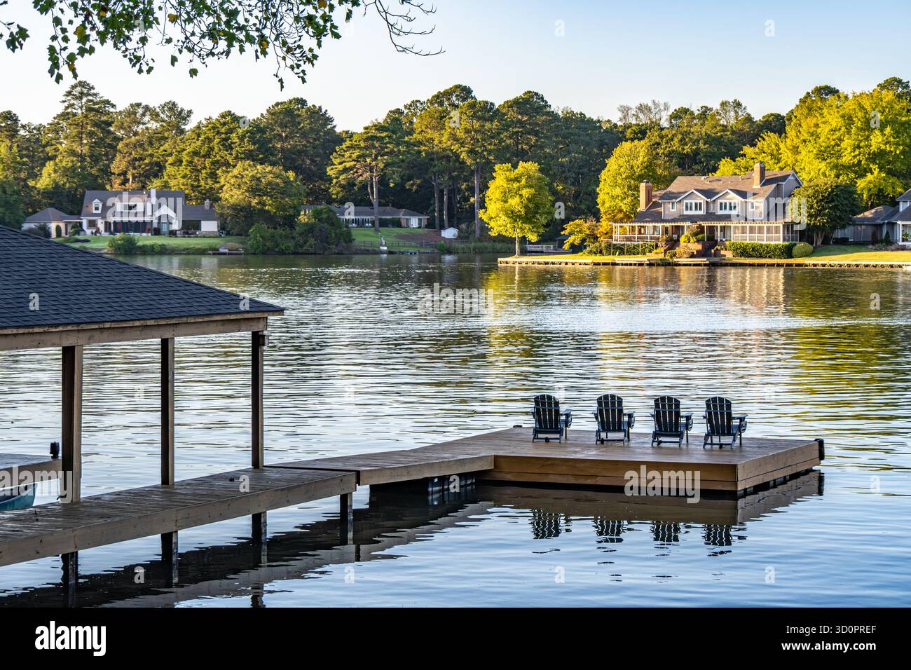 Maisons riveraines sur le lac Oliver (rivière Chattahoochee) dans le quartier Green Island Hills de Columbus, Géorgie. (ÉTATS-UNIS) Banque D'Images