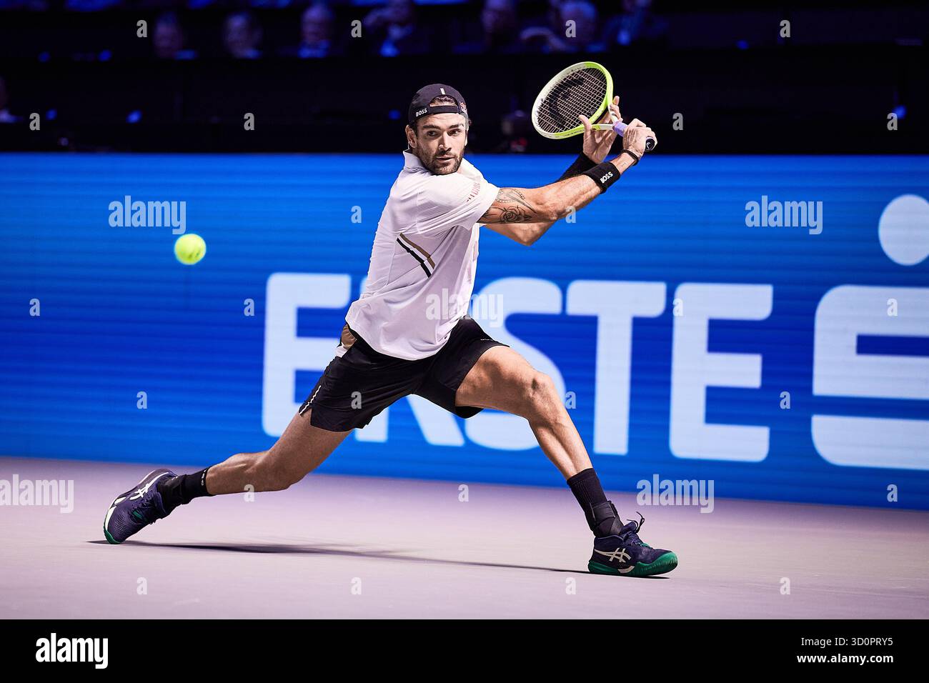 Vienne, Vienne, Autriche. 24 octobre 2025. Matteo Berrettini d'Italie revient avec revers à Alex de Minaur d'Australie lors de l'Erste Bank Open - ATP500, Mens Tennis, 24.10.2025, Vienne (Wiener Stadthalle), Autriche (crédit image : © Mathias Schulz/ZUMA Press Wire) USAGE ÉDITORIAL SEULEMENT ! Non destiné à UN USAGE commercial ! Banque D'Images Vienne, Vienne, Autriche. 24 octobre 2025. Matteo Berrettini d'Italie revient avec revers à Alex de Minaur d'Australie lors de l'Erste Bank Open - ATP500, Mens Tennis, 24.10.2025, Vienne (Wiener Stadthalle), Autriche (crédit image : © Mathias Schulz/ZUMA Press Wire) USAGE ÉDITORIAL SEULEMENT ! Non destiné à UN USAGE commercial ! Banque D'Images