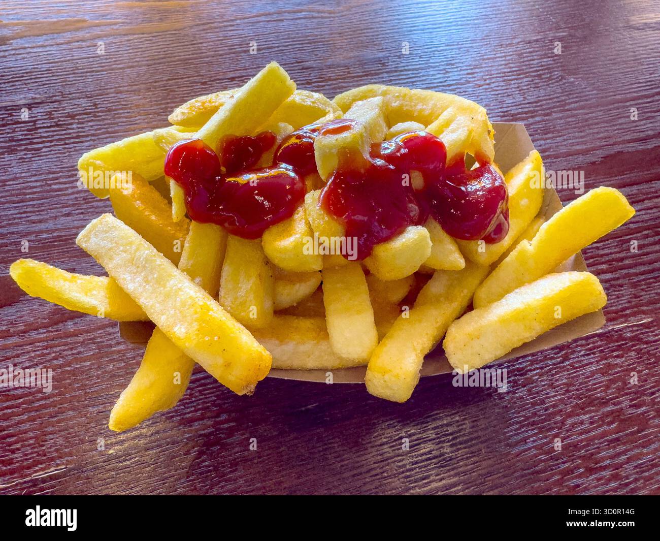 Portion de frites avec ketchup de tomates Banque D'Images