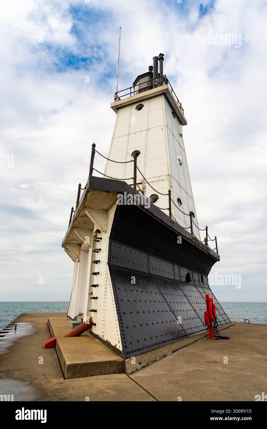 Le phare historique Ludington North Breakwater, construit en 1871, un beau matin d'automne à Ludington, Michigan, États-Unis. Banque D'Images