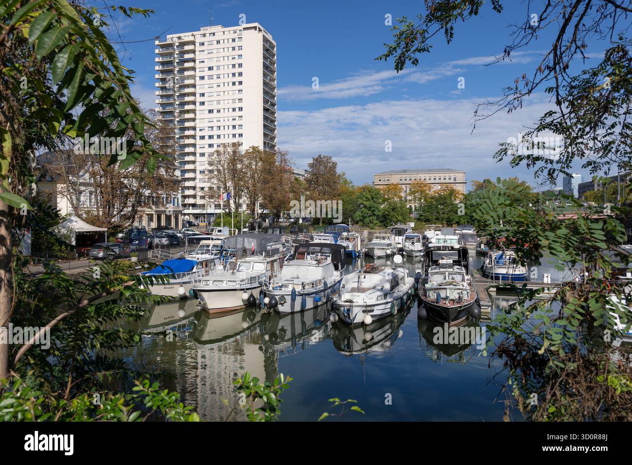 Yachts et bateaux en Port de plaisance de Mulhouse marina à Mulhouse, Alsace, France. Banque D'Images