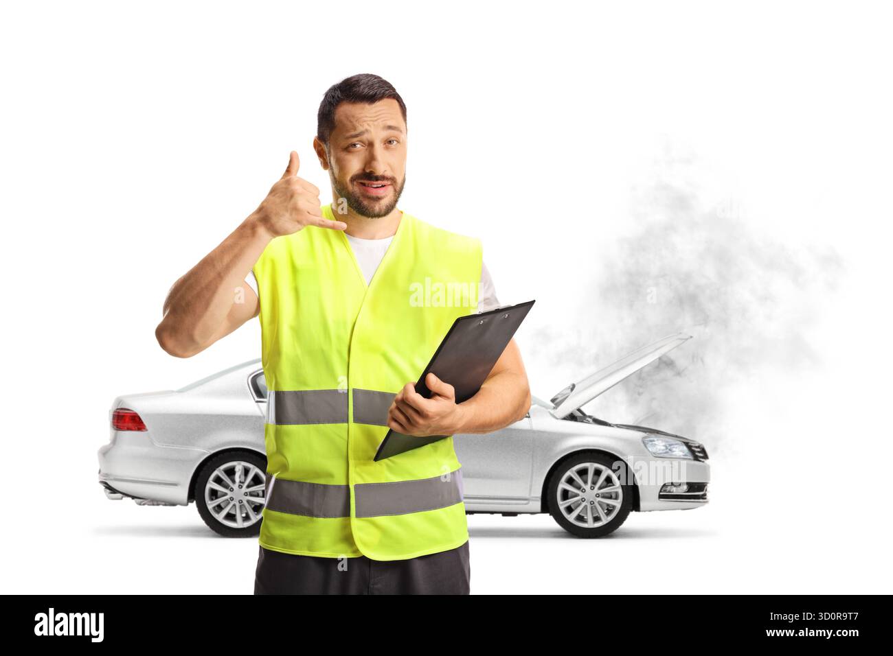 Homme dans un gilet réfléchissant tenant un presse-papiers, appeler une compagnie d'assistance routière isolée sur fond blanc Banque D'Images