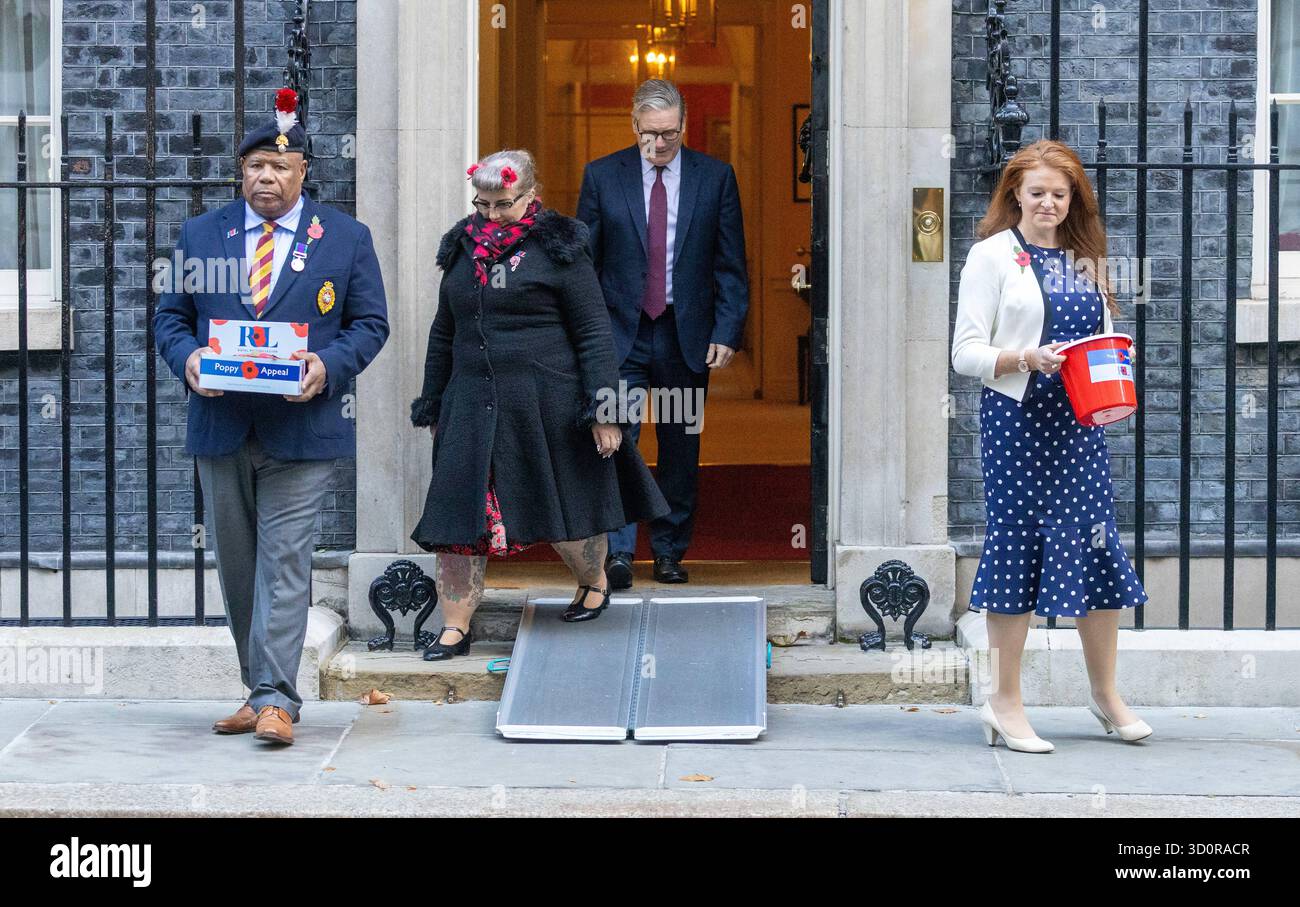 Londres, Angleterre, Royaume-Uni. 24 octobre 2025. Le premier ministre britannique Sir KEIR STARMER avec des membres des forces armées et des volontaires devant le 10 Downing Street, Londres, achetant un coquelicot pour le concours Royal British Legion Poppy Appeal 2025. (Crédit image : © Tayfun Salci/ZUMA Press Wire) USAGE ÉDITORIAL SEULEMENT ! Non destiné à UN USAGE commercial ! Banque D'Images Londres, Angleterre, Royaume-Uni. 24 octobre 2025. Le premier ministre britannique Sir KEIR STARMER avec des membres des forces armées et des volontaires devant le 10 Downing Street, Londres, achetant un coquelicot pour le concours Royal British Legion Poppy Appeal 2025. (Crédit image : © Tayfun Salci/ZUMA Press Wire) USAGE ÉDITORIAL SEULEMENT ! Non destiné à UN USAGE commercial ! Banque D'Images